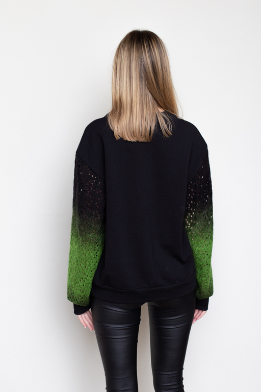 Bluza Daria czarna – tył, luźny fason z wyraźnie widocznymi zielonymi, ażurowymi rękawami.