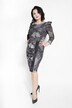 Sukienka Sophie – przód plus size, cała sylwetka, dopasowany fason modelujący talię i eksponujący kostki.