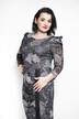 Sukienka Sophie – przód plus size, zbliżenie detali, subtelne wiązanie pod szyją i finezyjny dekolt podkreślający szyję.
