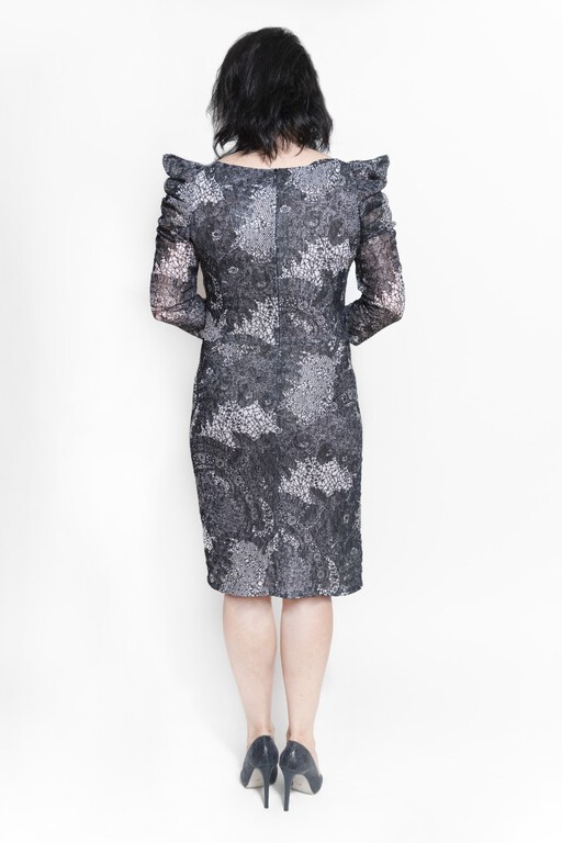 Sukienka Sophie – tył plus size, elegancki krój z wyeksponowaną talią i unikalnym wzorem koronki.